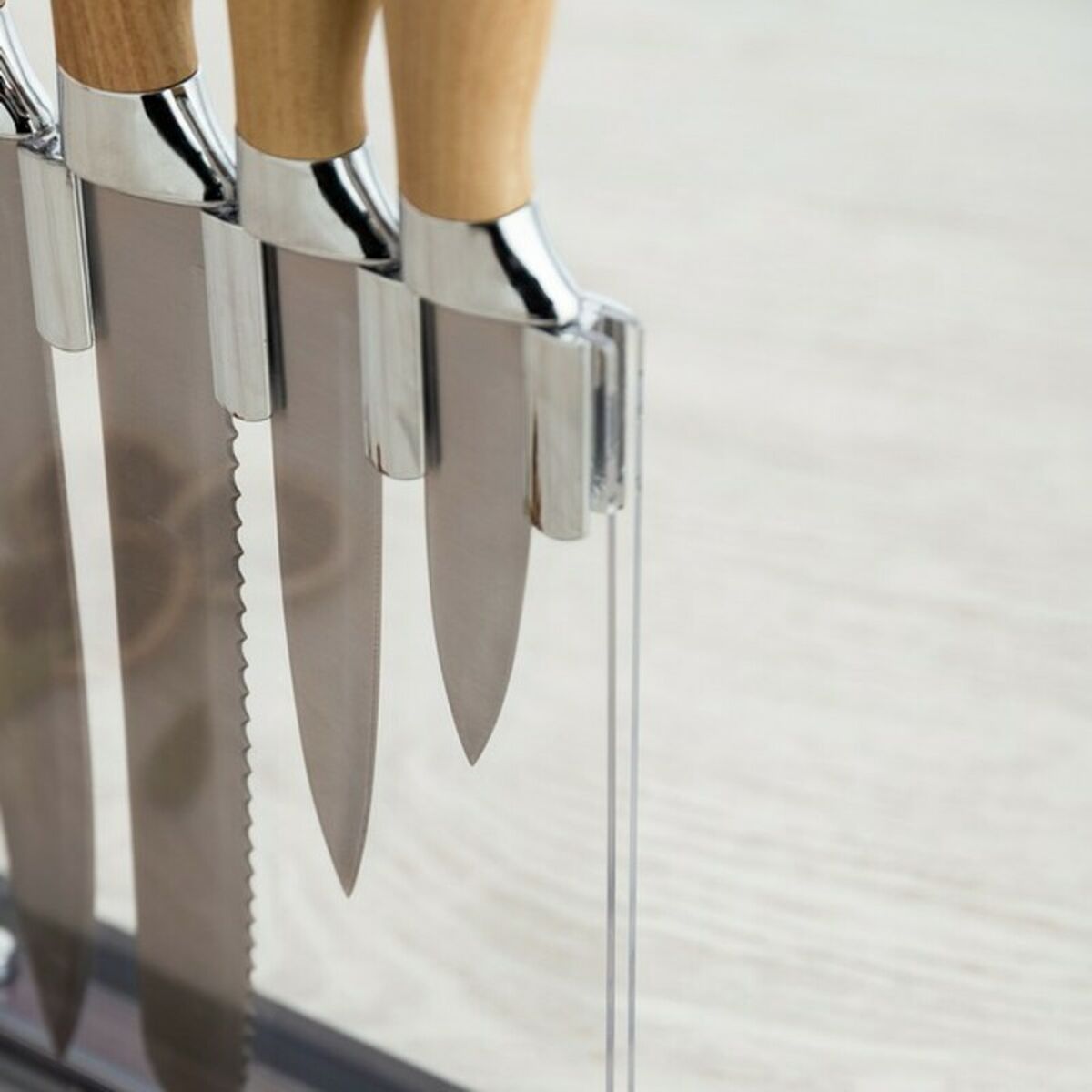 Knivset med ställ i 5 delar